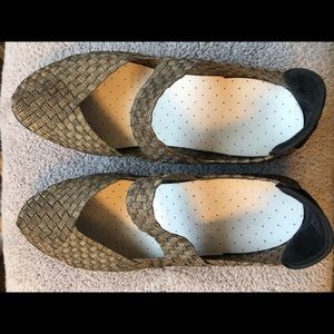 Dark metallic champagne, woven walking shoe